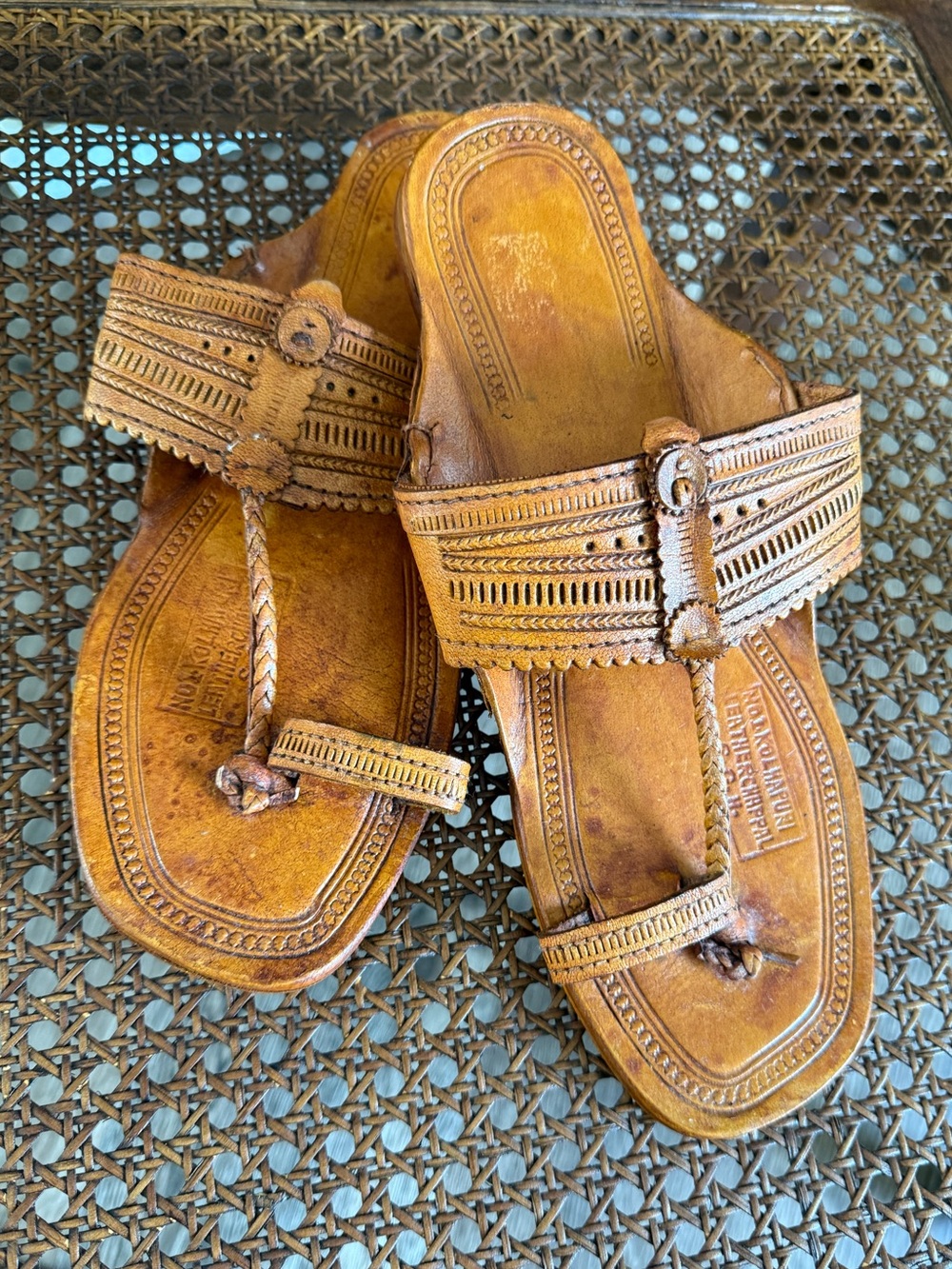 NATURAL HANDMADE INDIAN
SANDAL KOLHAPURI Style toe-Ring Tan Leather Sandals NEW